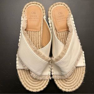 OASIS SOCIETY WHITE FRINGE SANDALS: SIZE 8